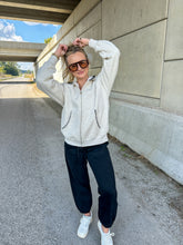 Load image into Gallery viewer, The Essential Joggers - Black
